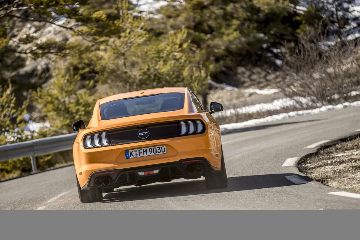 Ford Mustang 2018 restyling: cambio automatico a 10 marce, nuovo look e motori da 290 e 450 cv [Vide (80)