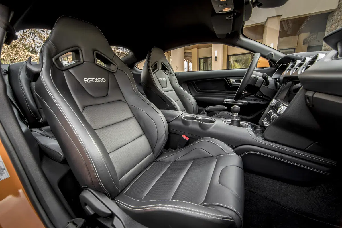 Ford Mustang 2018 restyling: cambio automatico a 10 marce, nuovo look e motori da 290 e 450 cv [Vide (86)