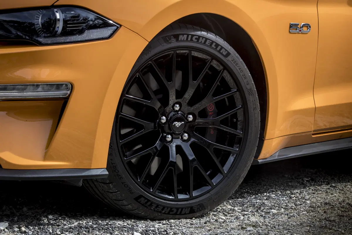 Ford Mustang 2018 restyling: cambio automatico a 10 marce, nuovo look e motori da 290 e 450 cv [Vide (88)