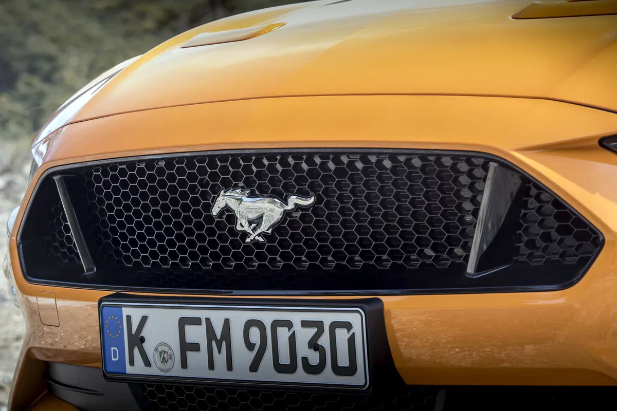 Ford Mustang 2018 restyling: cambio automatico a 10 marce, nuovo look e motori da 290 e 450 cv [Vide (89)