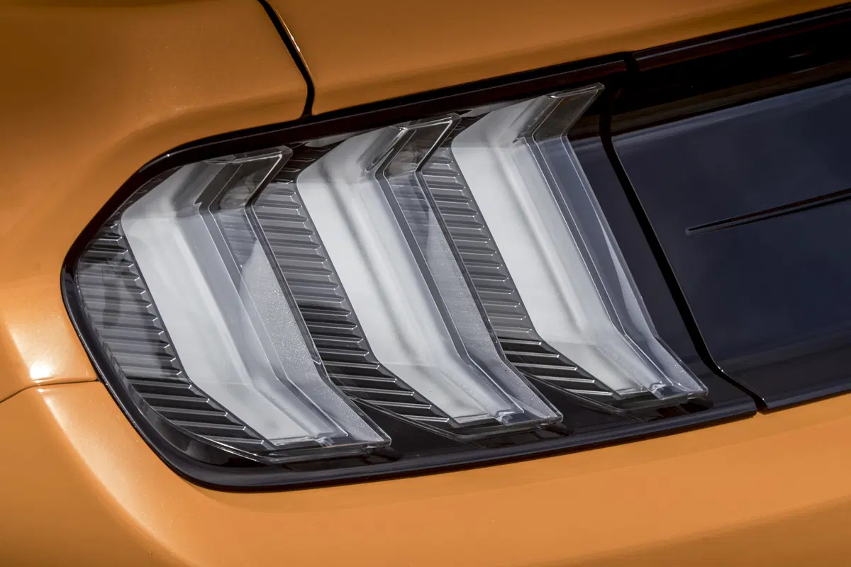 Ford Mustang 2018 restyling: cambio automatico a 10 marce, nuovo look e motori da 290 e 450 cv [Vide (90)