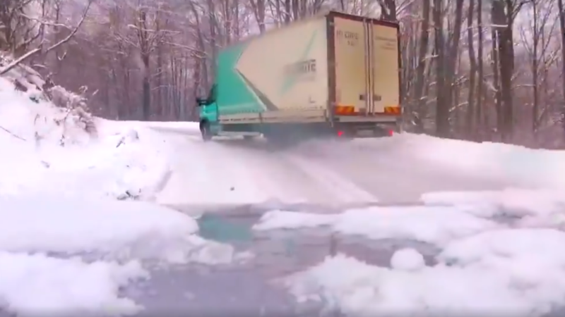 Di traverso con il furgone sulle nevi della Bosnia [Video]