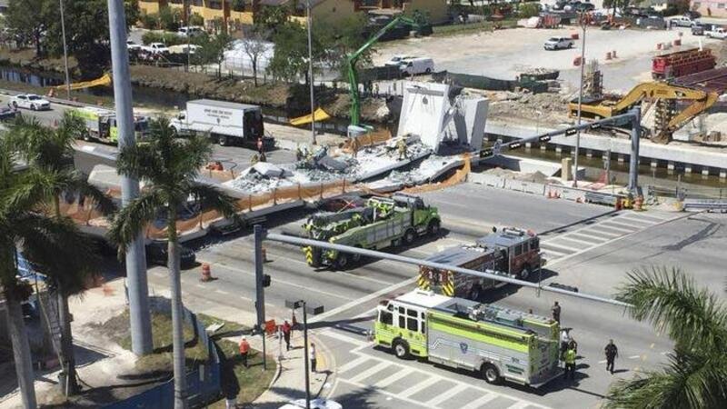 Crolla ponte pedonale a Miami: sei morti