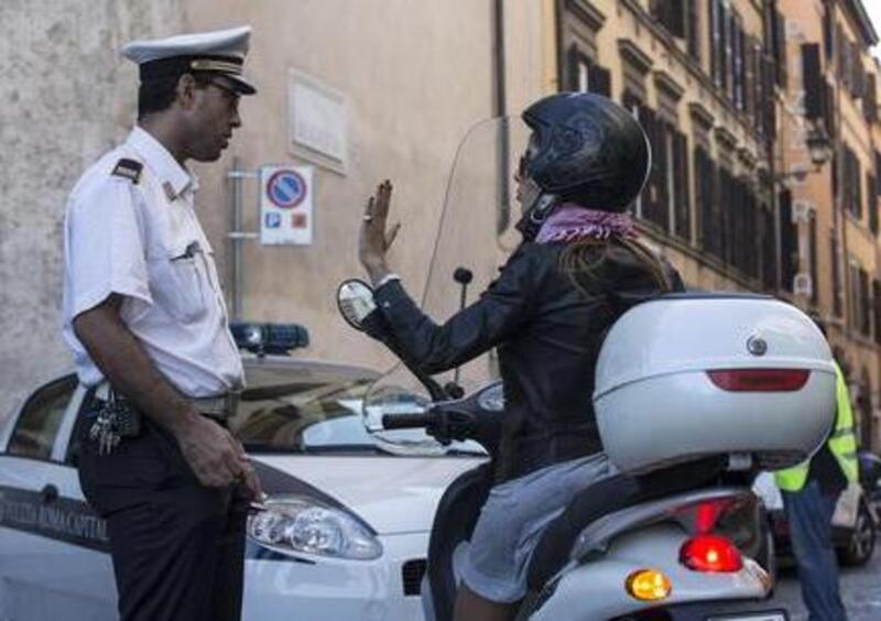 Roma: oggi targhe alterne. Ferme le dispari