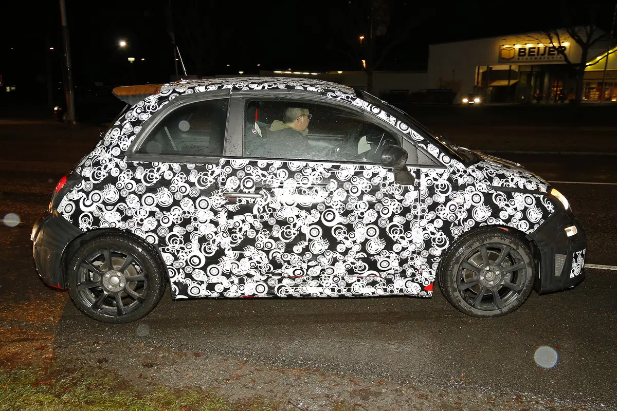 Abarth 500 restyling: beccato il muletto (3)
