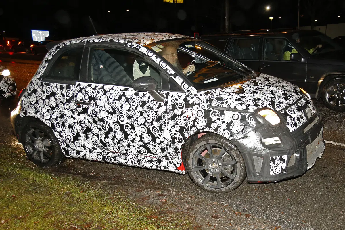 Abarth 500 restyling: beccato il muletto (4)