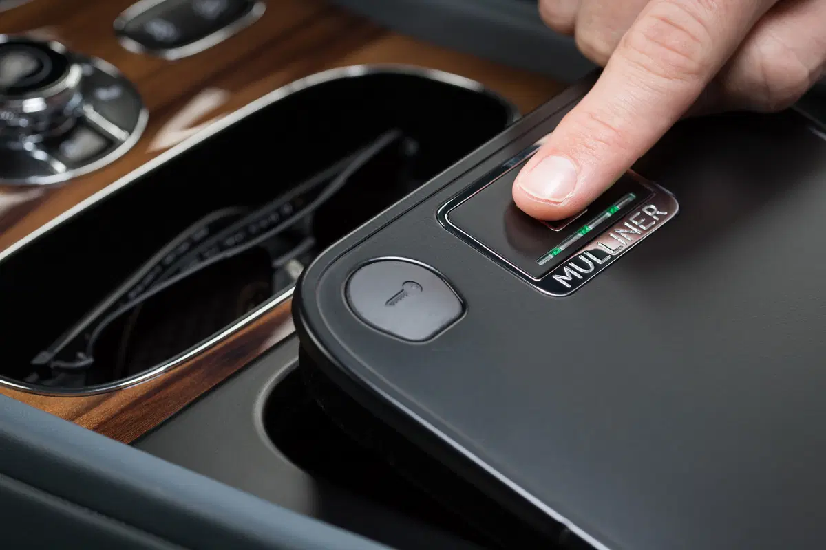 Bentley Bentayga, il SUV inglese guadagna la cassaforte integrata (2)