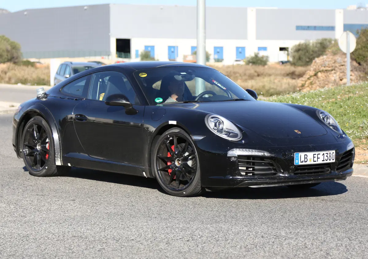 Nuova Porsche 911 2018, ecco il muletto. Sar&agrave; ibrida