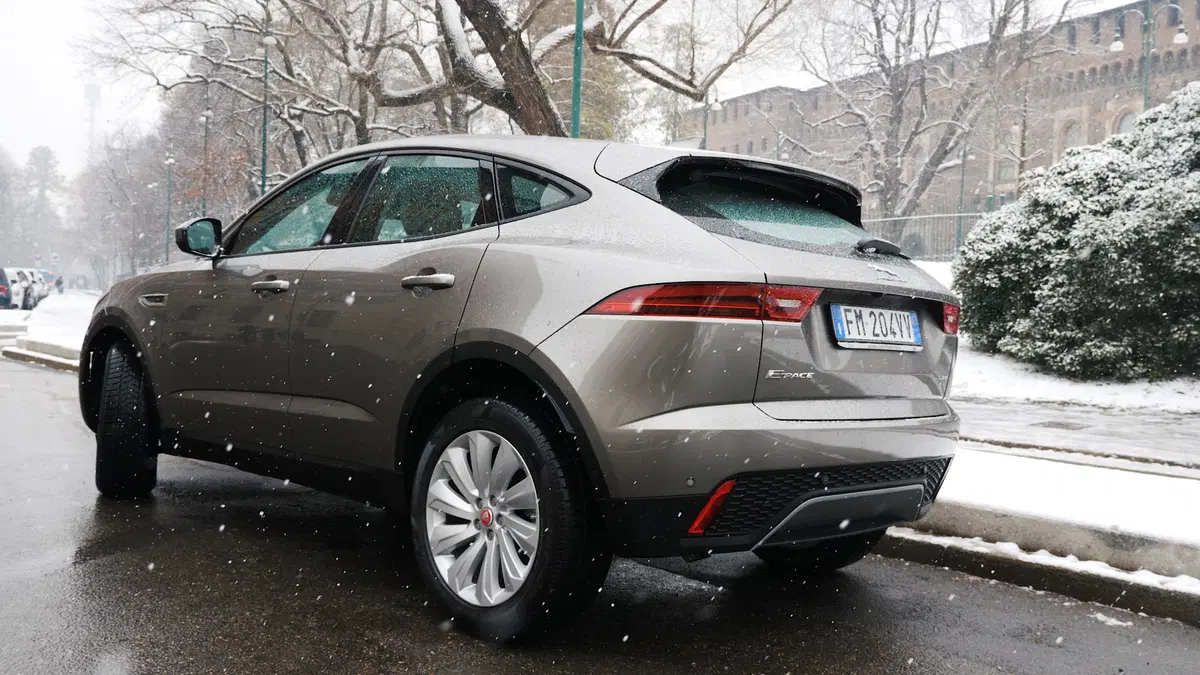 Jaguar E-Pace, Come va in... Città [video] (6)