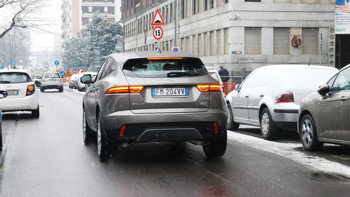 Jaguar E-Pace, Come va in... Città [video] (10)