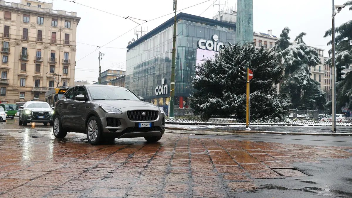 Jaguar E-Pace, Come va in... Città [video] (11)