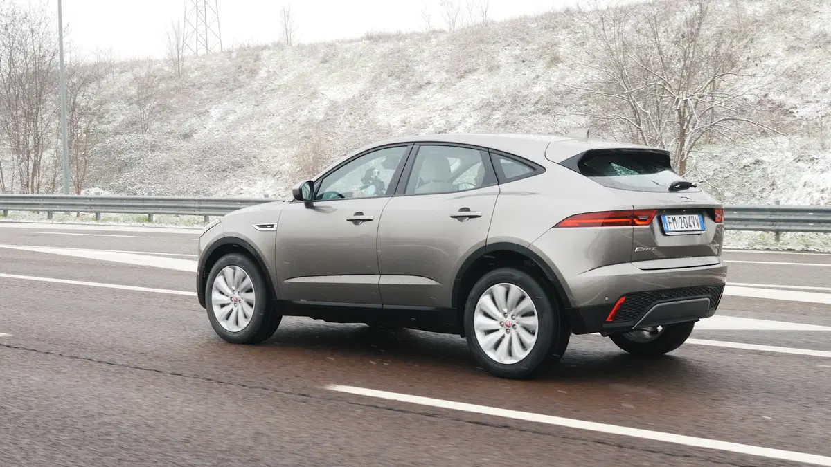 Jaguar E-Pace, Come va in... Città [video] (16)