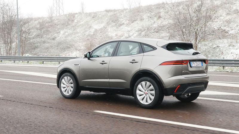 Il look del premium SUV Jaguar &egrave; molto personale da ogni angolazione