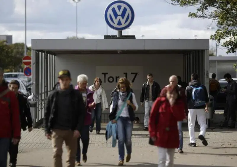 I dipendenti Volkswagen all'uscita dopo il turno di lavoro