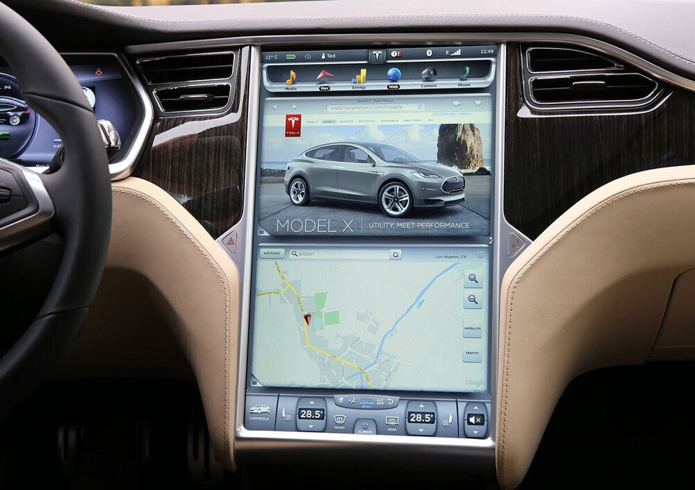 Il maxi-display della Tesla Model X