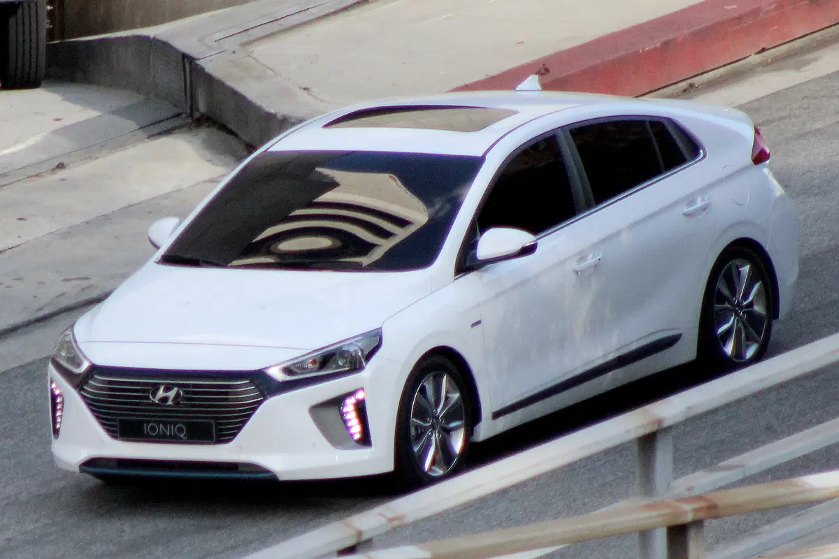 Hyundai Ioniq, "beccata" senza veli la nuova ibrida anti-Prius (3)