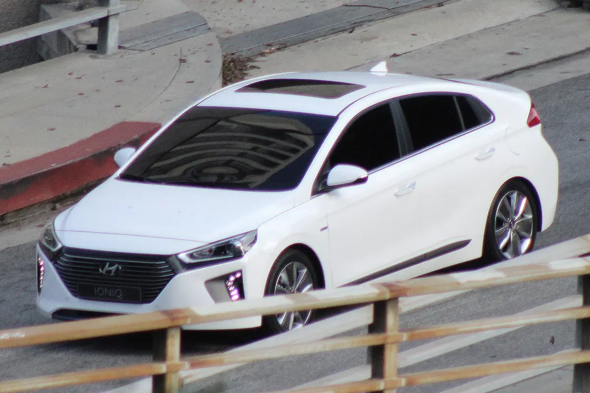 Hyundai Ioniq, "beccata" senza veli la nuova ibrida anti-Prius (5)