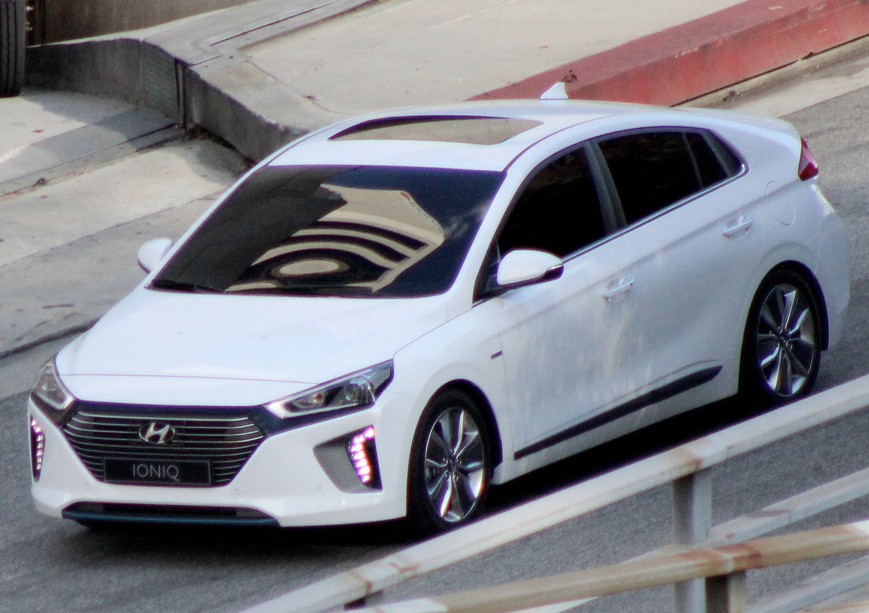 Hyundai Ioniq, &quot;beccata&quot; senza veli la nuova ibrida anti-Prius