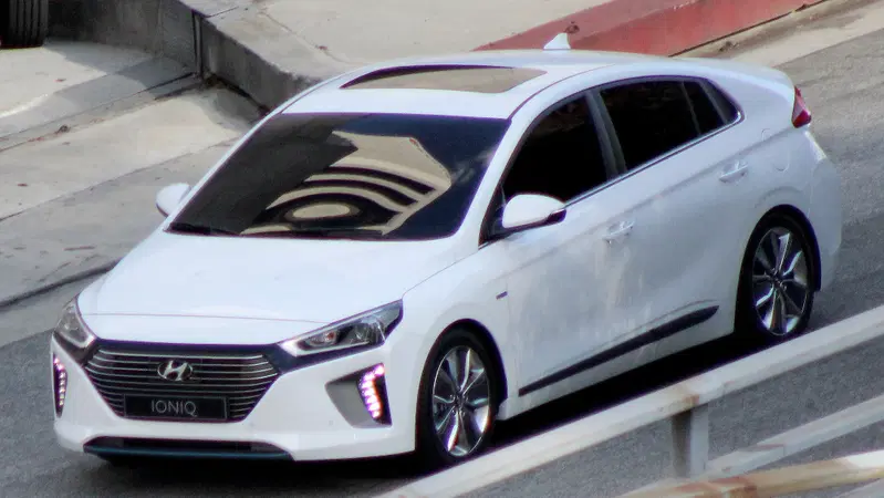 Hyundai Ioniq, "beccata" senza veli la nuova ibrida anti-Prius