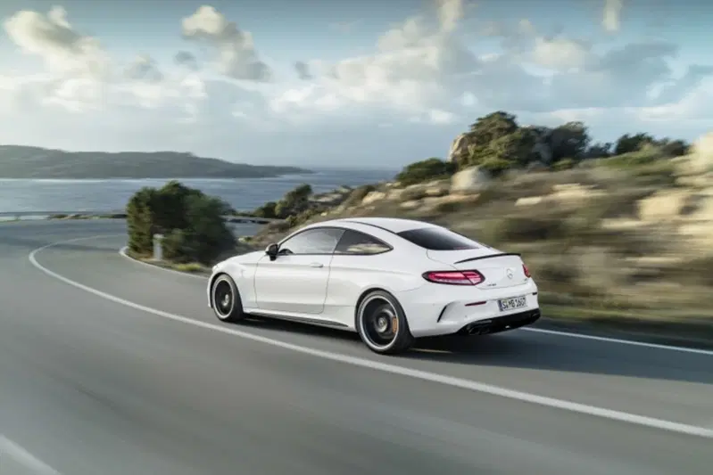 Nuova Mercedes-AMG C 63: berlina, station, coup&eacute; o cabrio, ma sempre V8