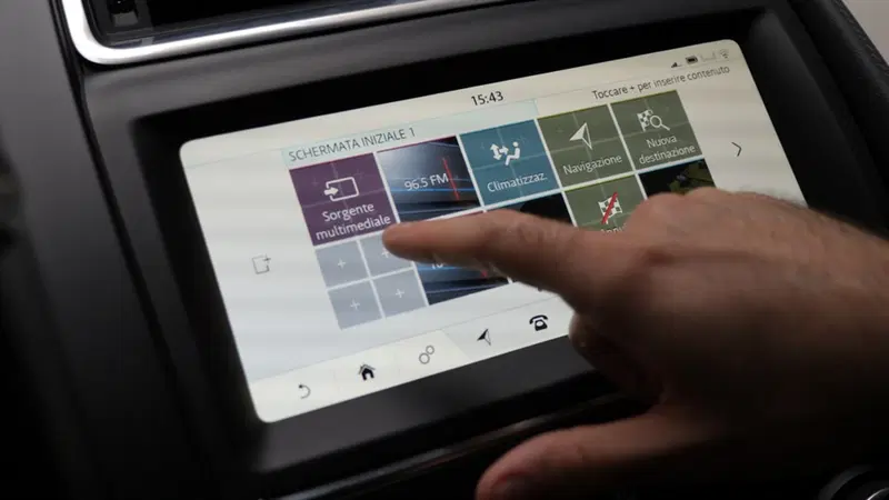 Il sistema Infotainment Jaguar 10'' si adatta molto bene ai cambi di luce ed &egrave; personalizzabile
