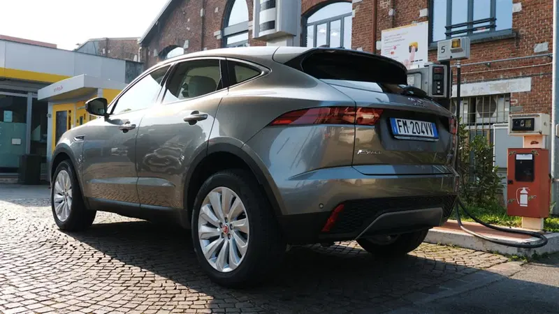 Consumi adeguati e non eccessivi con la variante Diesel da 180CV e l'automatico, ottimali per utilizzo business