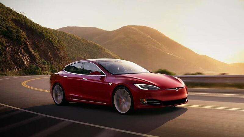 Tesla Model S richiami per 123 mila modelli 