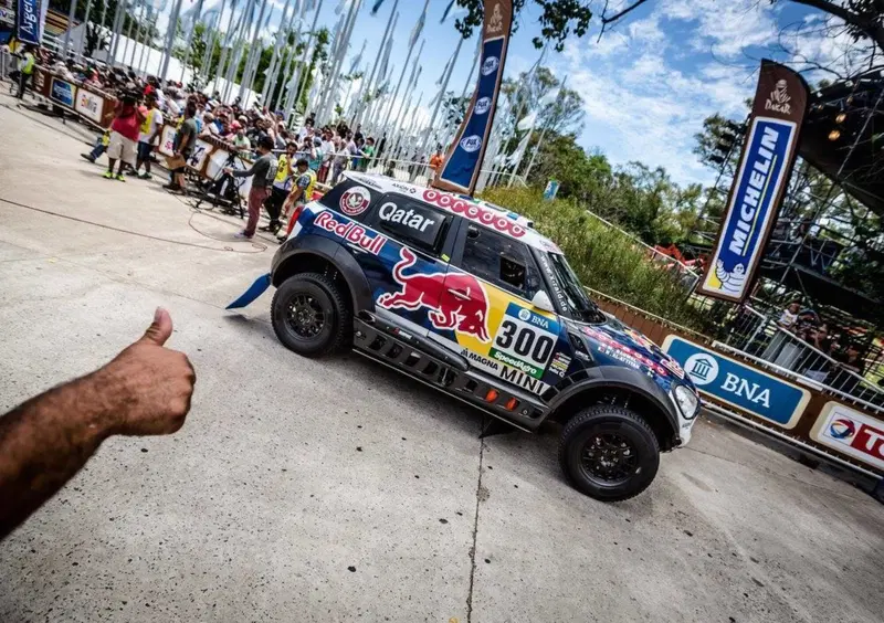 Il "principe" Nasser Al-Attiyah, favorito tra le auto