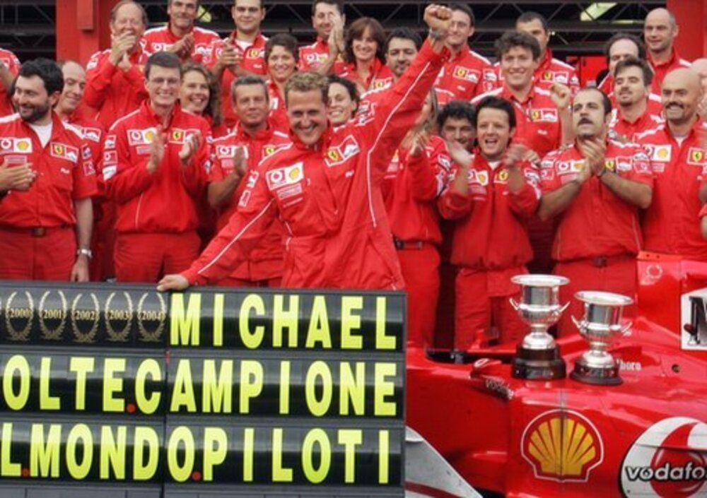 La Ferrari festeggia il settimo mondiale vinto da Schumi nel 2004