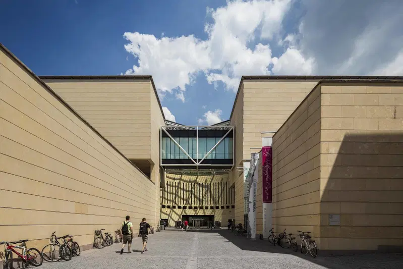 L'ingresso del Mart a Rovereto, uno spazio progettato Botta e Andreolli unendo architettura classica e moderna