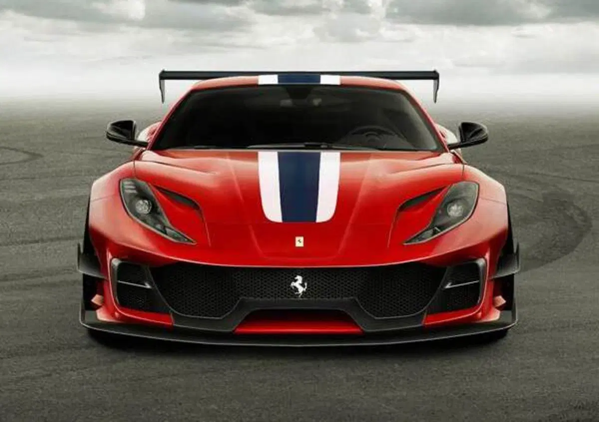 Ferrari 812 Superfast Curva. L'arma per la pista... E invece 