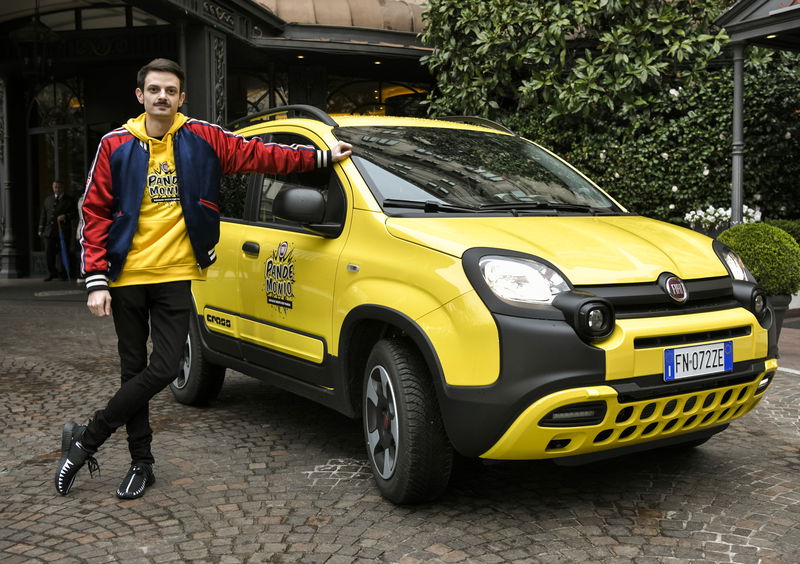 Fabio Rovazzi in posa accanto alla nuova Fiat Panda City Cross