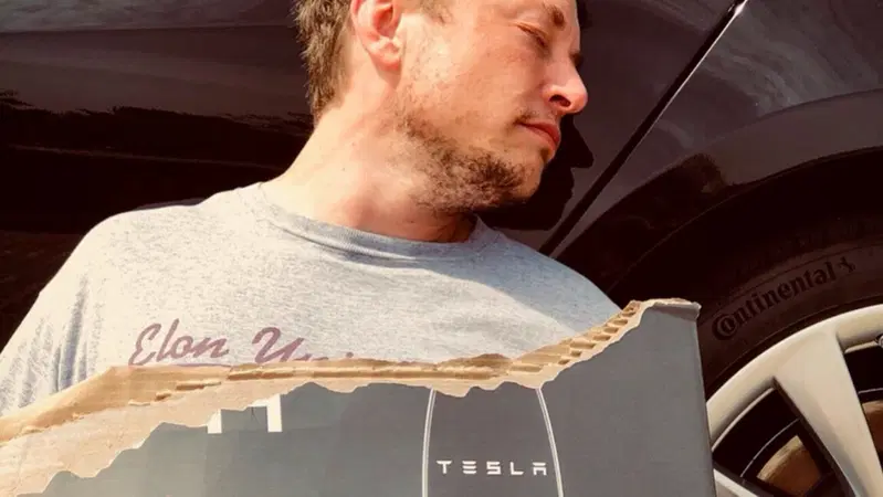 Tesla in bancarotta. Il coraggioso Pesce d'Aprile di Elon Musk 
