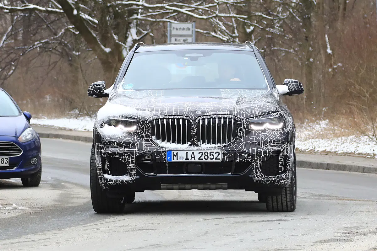 BMW X5 eccola in azione durante i test