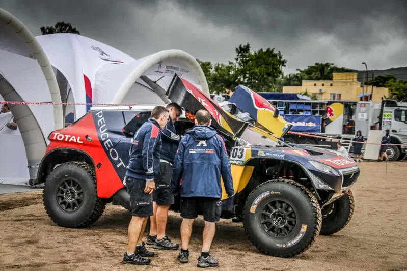 La Peugeot 2008 all'assistenza. La vettura francese ha dominato la seconda tappa 