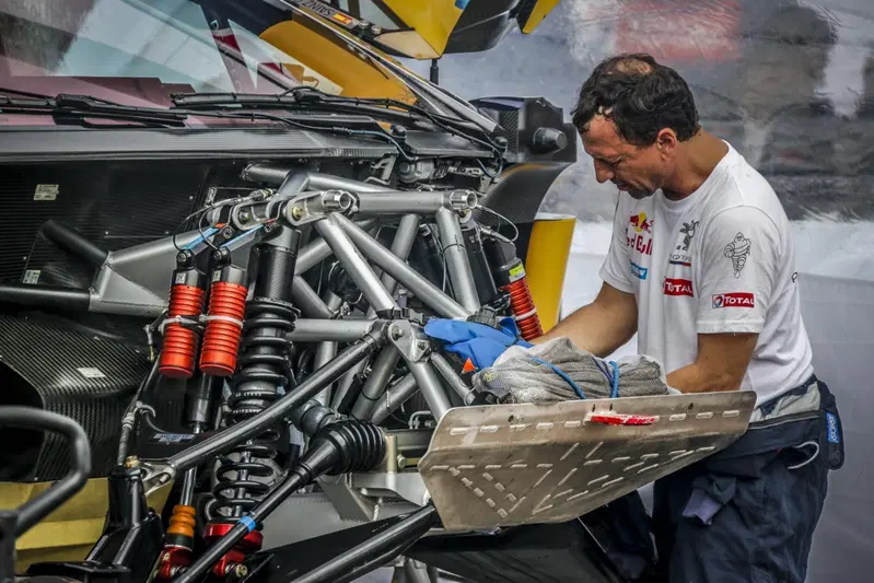 Il rally &egrave; all'inizio e i meccanici sono in fermento