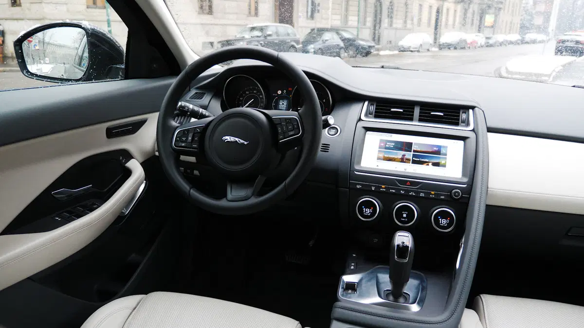 Jaguar E-Pace, Come va in... Famiglia [Video] (10)