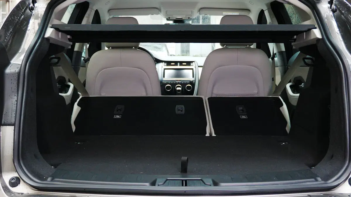 Jaguar E-Pace, Come va in... Famiglia [Video] (13)