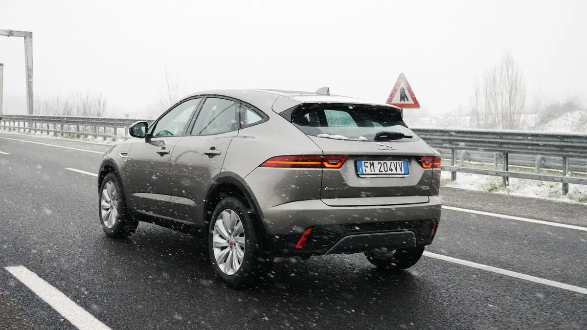 Jaguar E-Pace, Come va in... Famiglia [Video] (30)