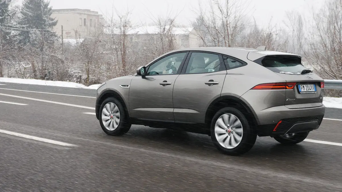 Jaguar E-Pace, Come va in... Famiglia [Video] (31)