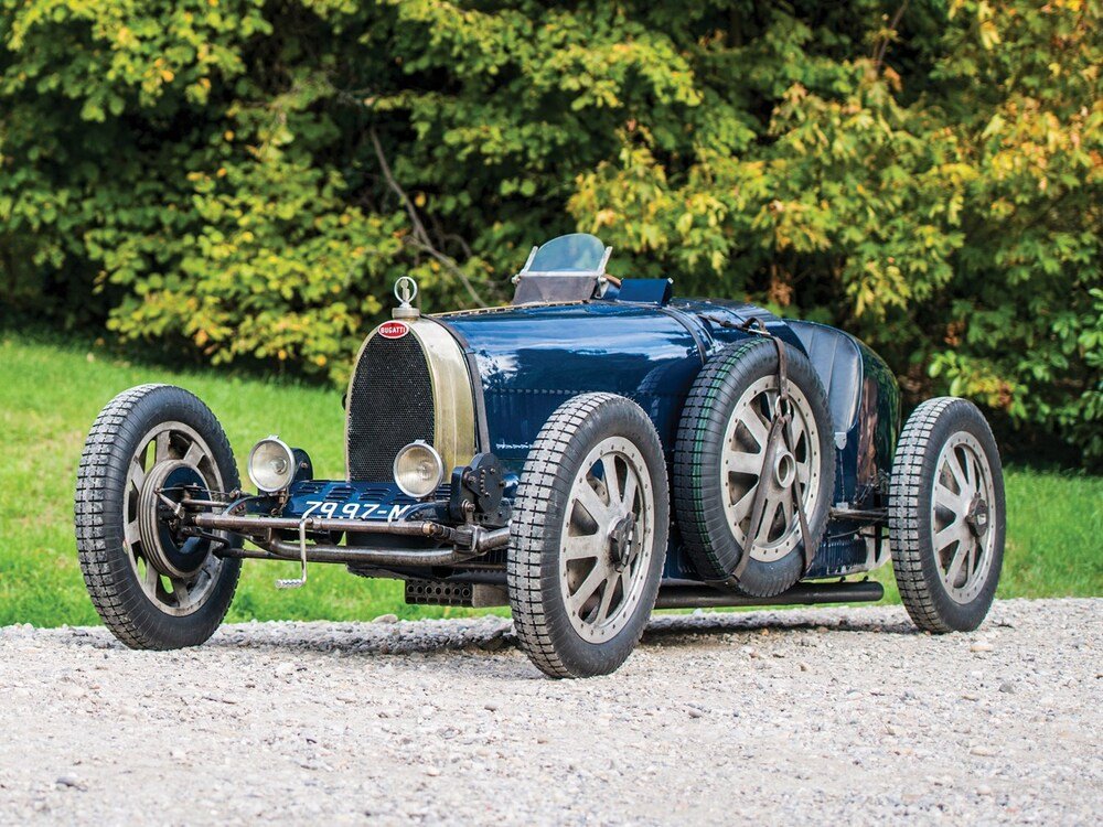Una Bugatti Type 35 da collezione, vettura sorella di quella che vinse il primo GP cittadino a Roma, arrivata ai giorni nostri