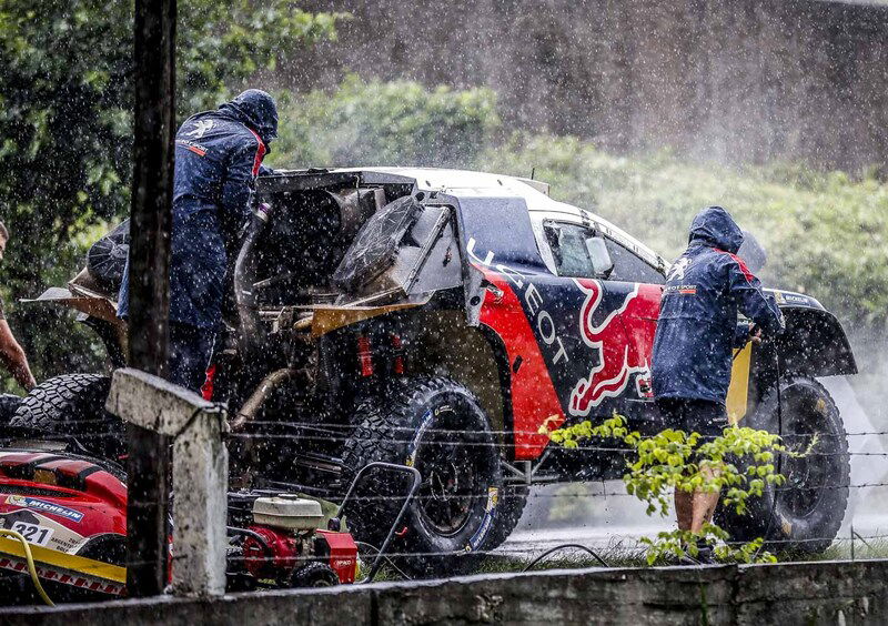 Dakar 2016. Peterhansel, tripletta Peugeot, e la Honda di Gon&ccedil;alves