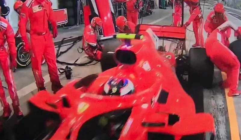 Un fermo immagine dell'incidente durante la sosta di Raikkonen