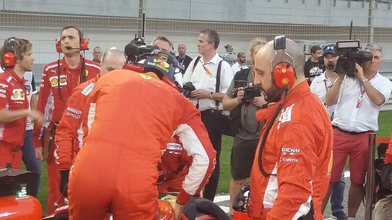F1, GP Bahrain 2018: frattura a tibia e perone per il meccanico di Raikkonen