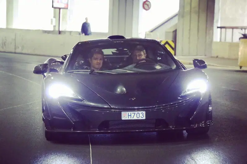 Monaco non &egrave; come le altre gare, quindi tiene le ragazze in pista: in effetti altrove non ci si vede sullo stesso percorso passare Mika H&auml;kkinen e Nico Rosberg girando insieme su una McLaren P1 VP3 