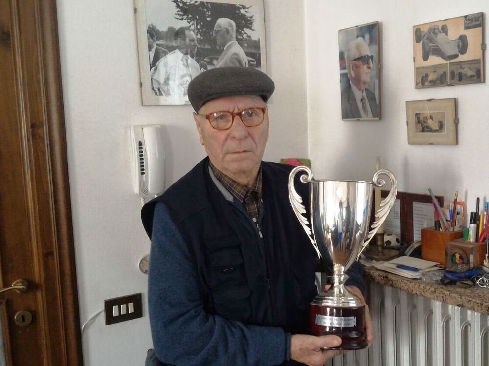 Il Tino, nel 2018 a 84 anni, con la Coppa del Gran Premio di Roma F2 vinto nel 1968: 50 anni addietro sul trofeo del GP romano, si usava porre la targa del Ministero dei Trasporti