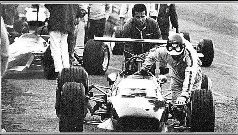 50 anni fa anche un pilota della Ferrari poteva spesso spingere la sua monoposto ai box