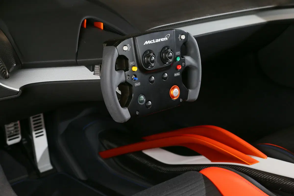 McLaren 675LT JvcKenwood: addio al cruscotto (2)