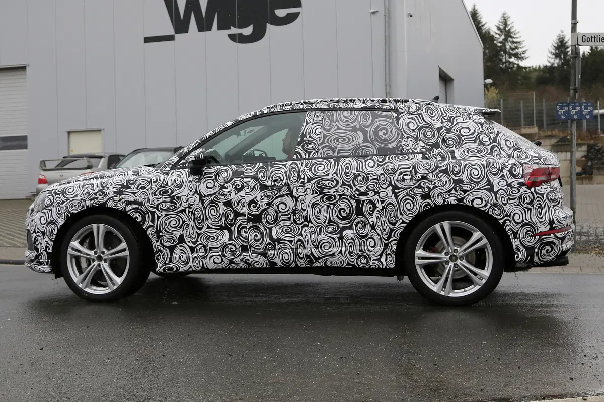 Nuova Audi SQ3, si intravede il nuovo modello del compact SUV (4)