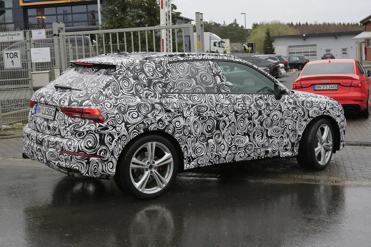 Nuova Audi SQ3, si intravede il nuovo modello del compact SUV (14)